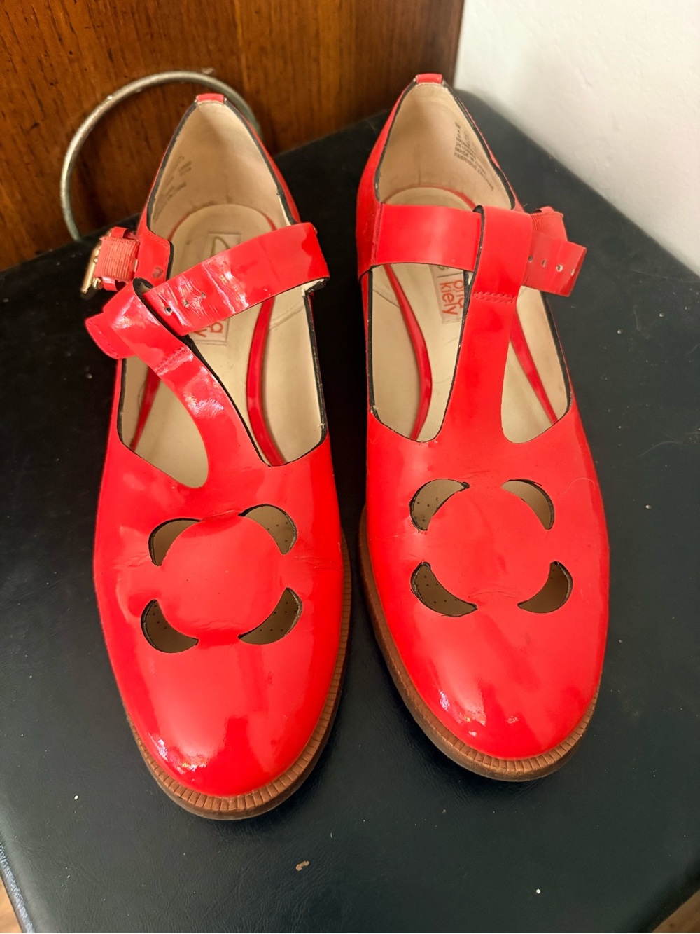 Clarks Coral Orange Red Patent Mary Jane Comfy Dress Shoes size 6.5